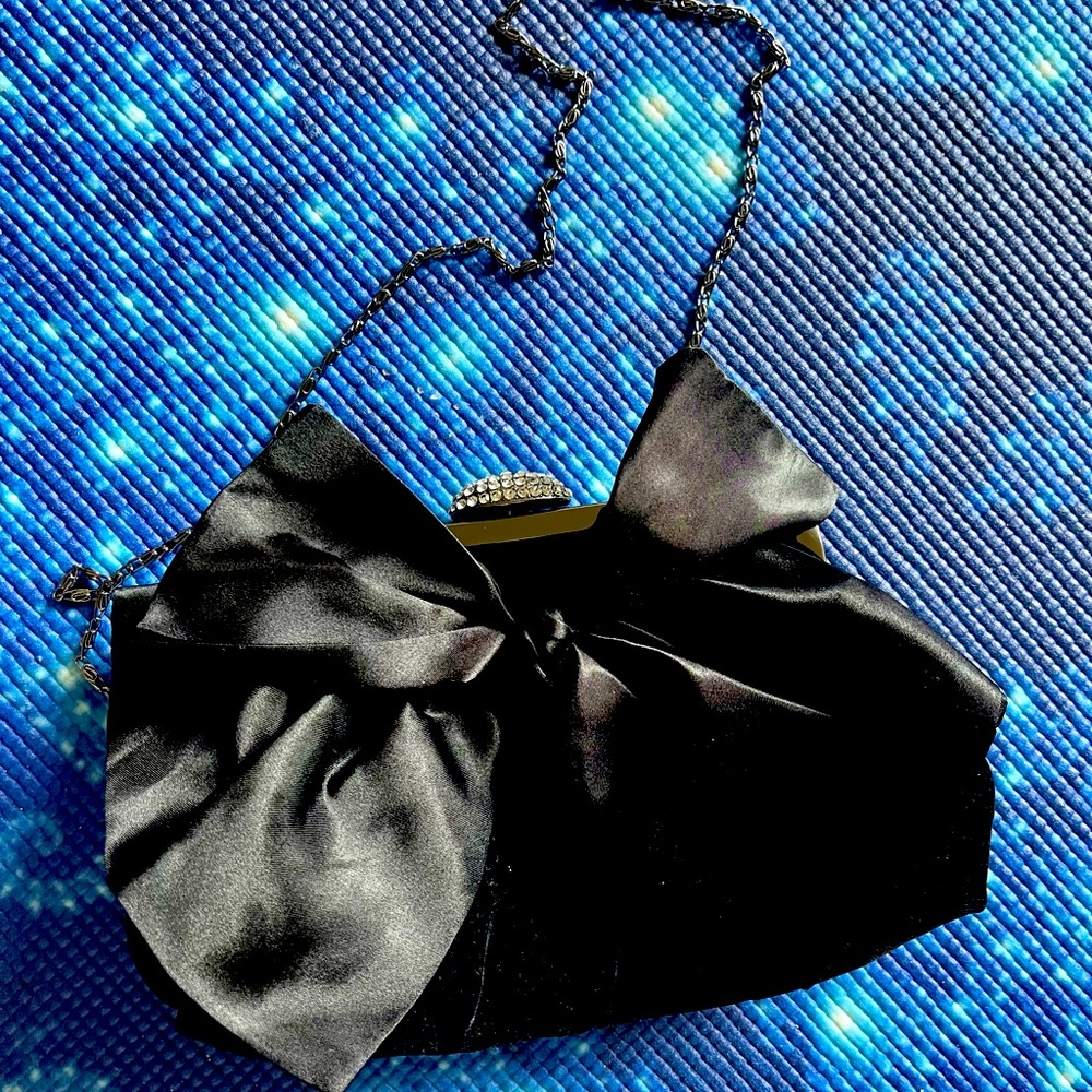 Evening bag in black velvet. NEW